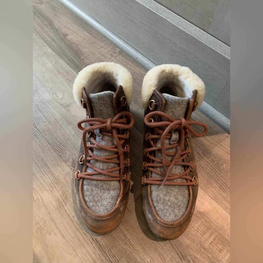Sorel lace up boots

Good condition
Water proof/Real lamb fur